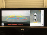 【パノラミックビューモニター(床下透過表示機能付)】クルマを上から見たような画像をディスプレイに表示し、運転席から確認しにくい箇所も確認できます。車両直下及びタイヤ付近のアンダーフロアの確認も可能です