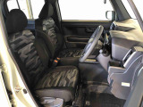 運転席の座面高さを調整できるシートリフターが付いています。