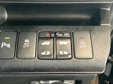 【リア両側パワースライドドア】リモコンなどで自動開閉。Hondaスマートキーを携帯していれば、軽い力で解錠とドアオープンが行えます。半ドア状態まで閉めると、自動的に全閉する機能付き。