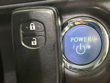 【スマートキー】カバンやポケットに入れたままでもドアの施錠・解錠が可能なスマートキーを装備。エンジンのオン・オフ時もカギを取り出す必要が無いからとっても便利です♪