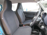体をしっかり支えるシート形状と程よいクッション性で、運転姿勢を保ちやすい設計。シートポジションを細かく調整することが出来ますので体格に合わせたポジションづくりに対応します。