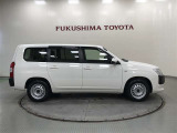【まるごとクリーニング】シートを取り外し、車内を徹底洗浄。隅々まで丁寧に仕上げています。