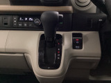 停車中にブレーキペダルを踏み続けなくてもブレーキ保持ができるオートマチックブレーキホールド機能もついております。