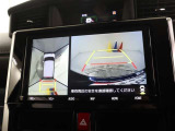 車体の前後左右に設置されたカメラにより、リアルタイムで安全確認ができるところが大きな魅力。十字路や駐車場、狭い路地での走行など、死角ができやすい場面で力を発揮します。