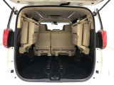 サードシートは跳ね上げて格納できます。乗車人数や荷物量などにフレキシブルに対応可能!