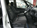 運転席はほどよくホールド感のある形状をしておりますので、運転がしやすいです。