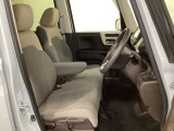 女性でも運転がしやすいように、シートの高さ調整機能(シートリフター)がついています。運転席と助手席の間が空いている為、助手席側への移動がスムーズです。交通量の多い道でも助手席側から乗り降りができます。