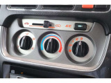 マニュアルエアコンのお車です!直感的な操作で車内の温度を調節することができます!