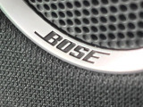【BOSEサウンドシステム】メーカーオプションの高品位サウンドシステムを搭載。専用のチューニングが施された大小様々なスピーカーから良質なサウンドが奏でられ、臨場感あふれる音響空間を演出します。