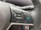 ハンドルの右側に、プロパイロットのコントロールのスイッチがついております。高速で前を走るクルマとの車間距離を維持するのでアクセル・ブレーキ・ハンドル操作をクルマがアシストします。