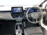 運転席は見やすく整理され、ナビも美しく装着され操作性にも優れています!