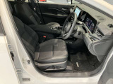 運転席まわりです。運転席からの視界が左右に広く隅々まではっきりと見渡せます!クルマの前端も把握しやすく安心して運転できます!