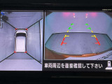 【アラウンドビューモニター】まるでクルマを真上から見ているようなアラウンドビューモニターで運転をサポート。運転席から見えにくい車の四隅や後方もモニターでしっかり見えます。