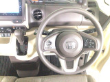 【ハンドル】運転にかかわる様々な操作を安全に行えるように視点移動が少なく操作性に配慮されたスイッチ類が凝縮されたコックピットです。