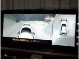 パノラミックビューモニター。車両を上から見たような映像を表示。運転席から目視しにくい車両周囲の状況をリアルタイムで確認できます。