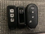 スマートキー付きですからドアロックの開閉およびエンジンスタートが楽々です。電動スライドドアの開け閉めもボタンで操作できます。加えて、純正リモコンエンジンスターター用の操作キーもついています。