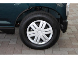 足元はホイールキャップ付きの145/80R12とクッション性を重視した80扁平の12インチ!