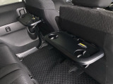 折りたたみ式のシートバックテーブルは限られた空間を有効活用。車内の家族時間をもっと快適に。休憩時のちょっとした小物置に使える、前席背面の格納式テーブルが付いています。