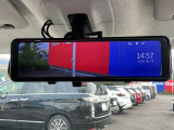 車両後方のカメラ映像をミラーに映し出して、いつでもクリアーな後方視界を確保できます。