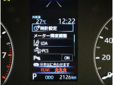 レーンディパーチャーアラートとは車線または走路からの逸脱の可能性を警告すると共に、車線または走路からの逸脱を避けるためのハンドル操作の一部を支援する機能です。詳細は販売店スタッフまでおたずねください。