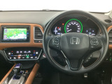 【ハンドル】運転にかかわる様々な操作を安全に行えるように視点移動が少なく操作性に配慮されたスイッチ類が凝縮されたコックピットです。