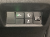 ハンドルの右側にはヘッドライトレベライザーとHondaセンシング用のメインスイッチがついています。ヘッドライトレベライザーは道路状況や積荷の加重に応じてライトの高さを調節できます。