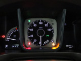 運転時の視界周辺の見やすい位置にメーターをレイアウト。視線の流れを断ち切らない、ストレスフリーで美しい運転動作を可能にします。またマルチインフォメーションディスプレイで、様々な情報が確認できます。