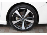 タイヤサイズは225/40R18 純正アルミホイール装着です!残り溝もあり偏摩耗も見受けられません。
