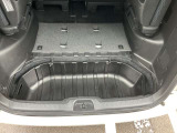 大容量ラゲッジ下収納あります。