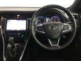 スタイリッシュなデザインのインパネ。各操作スイッチは使いやすい位置に配置されてます。
