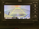 バックでの車庫入れも安心です! リアカメラが付いているバックモニター付のディスプレイオーディオを装備しております。操作線もついており距離感も画面から確認できます。
