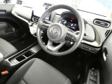 【運転席まわり】・・・ハンドルやシートなども隅々までクリーニング済み。キレイな車内でドライブがより一層快適にお楽しみいただけると思います。