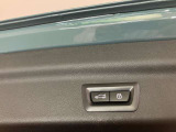 ボタン1つでリアハッチの開閉が可能です。またコンフォートアクセスが付いていれば鍵をポケットに入れた状態でキックで開閉も可能です。