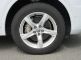 全車両に標準装備の純正アルミホイールは、純正ならではのバランスの良いデザインと、走行安定性をお楽しみ頂けます。