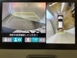 マルチビューカメラシステム搭載車です。お車の周囲を全方位でカバーします。後方・前方・両脇と、コンディションが悪い視界でもカラーモニターに映し出した映像がドライバーをサポートします。