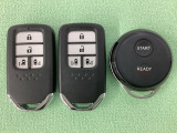 スマートキー付きですからドアロックの開閉およびエンジンスタートが楽々です。電動スライドドアの開け閉めもボタンで操作できます。加えて、純正リモコンエンジンスターター用の操作キーもついています。