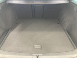 ●すっきりとした見た目のスクエア形状のラゲッジスペースです。また荷物が多い時、急なお買いものの際にもリヤシートを倒していただくことにより十分なスペースを確保できます。