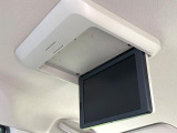 【後席モニター】家族や友人とお出かけする機会が多い方に大人気の後席モニターを装備!見やすい位置に画面がありテレビやDVDの視聴も快適!友達もお子様も、後席にしか乗らなくなるかも??