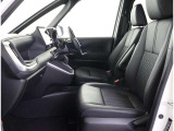 高いホールド性で運転姿勢が安定します。長距離ドライブでも疲れにくいのが魅力です。快適なドライビングライフをお送りください♪