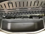 トランクボード下にはパンク修理キットが収まっています。荷物スペースもあります。
