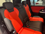 メルセデスのシートは少し硬めになっております。長時間の運転の際、適度な反発があることでお尻や腰の負担を減らす効果が御座います。