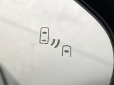 【ブラインドスポットモニター】走行中、ドアミラーの死角になりやすい箇所に後続車が接近するとサイドミラーのレンズに警告を表示!ドライバーに注意喚起をしてくれます。