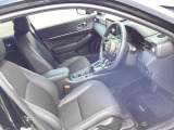 肘掛けとシートヒーター装備のフロントシートで長時間でも快適ドライブ!