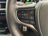 運転中、オーディオの操作をしてて、ハッとしたことはありませんか?ステアリングスイッチは、運転中でもハンドルでオーディオの操作が可能です。安全なドライブをサポートします。