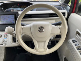 インテリアに合わせたデザインのステアリングは、運転される方のことも考え、運転しやすい形状、大きさです。是非一度、実際に触ってお確かめください。