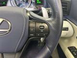 前方の車との車間を設定し、スピードを上げたり緩めたりを自動で行ってくれる追尾式の「レーダークルーズ」。上級装備の一つです!高級車にしかつかない嬉しい機能です。