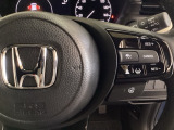 ハンドルにHondaセンシング系のクルーズコントロールやレーンキープアシストなどの操作スイッチが装備されています。ハンドルから手を離さず安全に操作できます。
