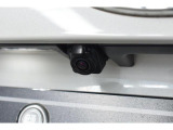 車両後方の映像を車内のディスプレイに表示し、駐車時や後退時の障害物や歩行者の確認を補助します。 広角レンズを採用し、広い範囲を映し出すことができます。