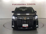 縦方向に厚みのある大型フロントグリルが迫力のあるフロントフェイスを演出します!スモークメッキ加飾が加わり重厚感も増した特別仕様車!ヘッドランプはデイライト機能付きの3眼LEDヘッドランプを特別装備!