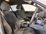 【コックピットシート】BMW車の主役席。車体中央にくる様に配置し車両重心とが一致する事でドライバーと車との一体感あるドライビングを実現。人間工学に基づき形成した形状が長時間のドライブ疲労も軽減します!